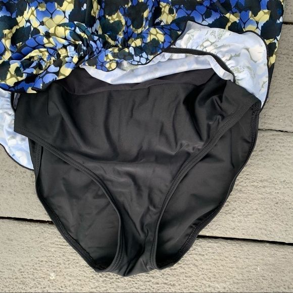 EUC Silhouette Solutions 1 PC Floral Swimsuit - Picture 13 of 14